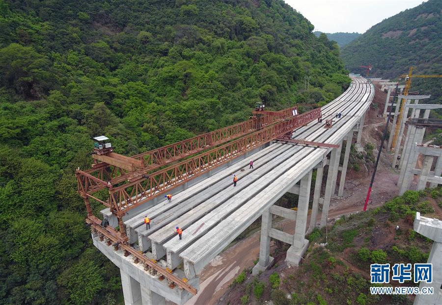 (經濟)(3)昆楚高速公路岔河特大橋架梁忙