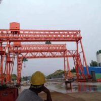 珠?；荛T式起重機施工現場
