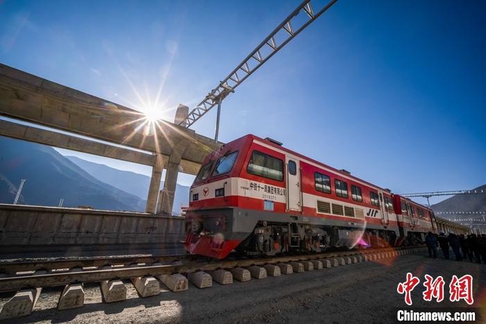 資料圖為拉林鐵路正線軌道全部鋪通,一輛軌道車行駛在拉林鐵路上。<a target='_blank' >中新社</a>記者 何蓬磊 攝 點(diǎn)擊進(jìn)入下一頁